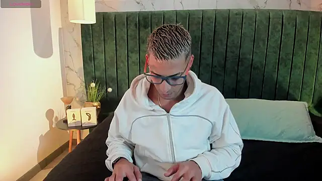 Snapshot of DrakeNeumann chatting on 04/17/26, 03:42 DrakeNeumann online show from 04/17/26, 03:42