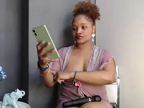 Snapshot of CREAMYCUPCAKExxx chatting on 10/09/25, 10:13 CREAMYCUPCAKExxx online show from 10/09/25, 10:13