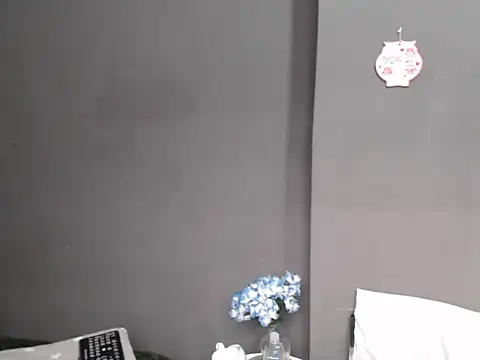 Snapshot of CREAMYCUPCAKExxx chatting on 11/04/25, 01:32 CREAMYCUPCAKExxx online show from 11/04/25, 01:32