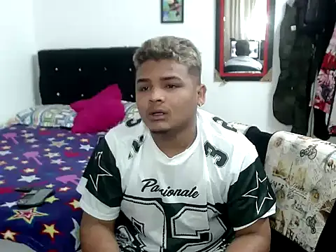 Snapshot of Boycuriousxxx chatting on 09/24/25, 11:24 Boycuriousxxx online show from 09/24/25, 11:24