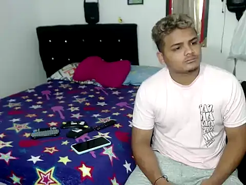 Snapshot of Boycuriousxxx chatting on 09/30/25, 12:10 Boycuriousxxx online show from 09/30/25, 12:10