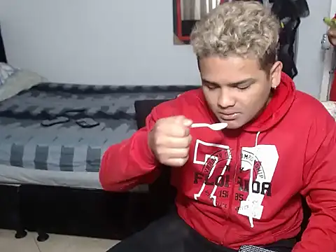 Snapshot of Boycuriousxxx chatting on 10/18/25, 11:33 Boycuriousxxx online show from 10/18/25, 11:33