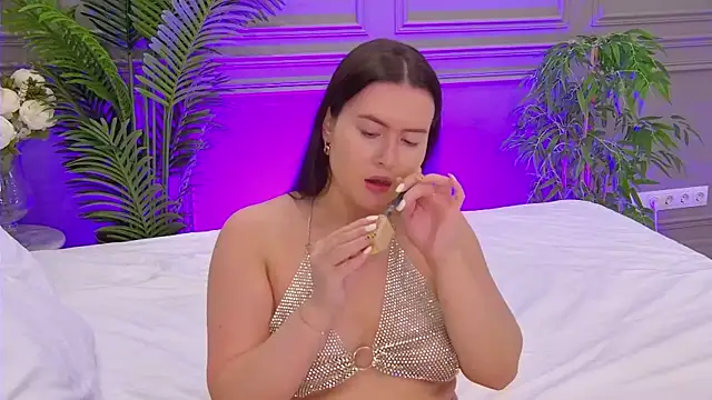 Snapshot of TrishaWinslet chatting on 10/19/25, 06:47 TrishaWinslet online show from 10/19/25, 06:47