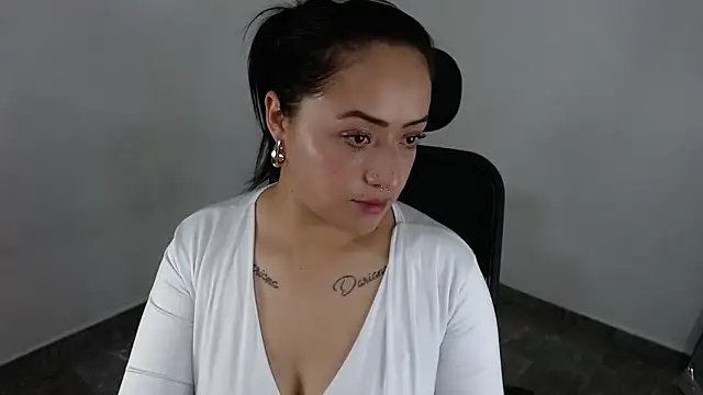 jjulietha95 online show from 06/19/26, 01:43