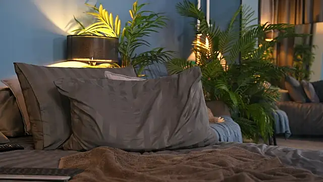 Snapshot of _keeti_ chatting on 10/23/25, 03:33  keeti  online show from 10/23/25, 03:33