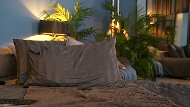 Snapshot of _keeti_ chatting on 10/26/25, 02:12  keeti  online show from 10/26/25, 02:12