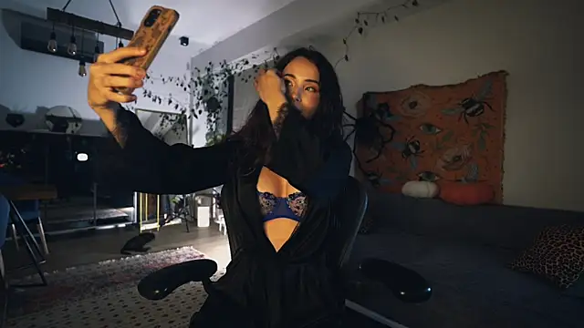 Leona Mell online show from 10/28/25, 06:32