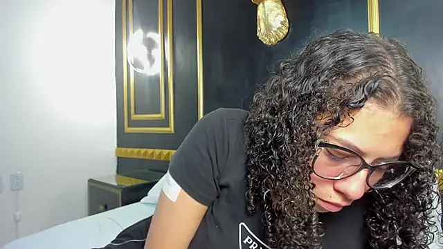 Snapshot of aixa_15 chatting on 11/10/25, 12:15 aixa 15 online show from 11/10/25, 12:15