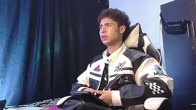 sexybat twink online show from 12/04/25, 11:35