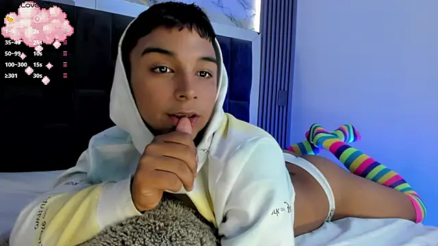 Snapshot of Seductivo_jr chatting on 09/28/25, 03:23 Seductivo jr online show from 09/28/25, 03:23