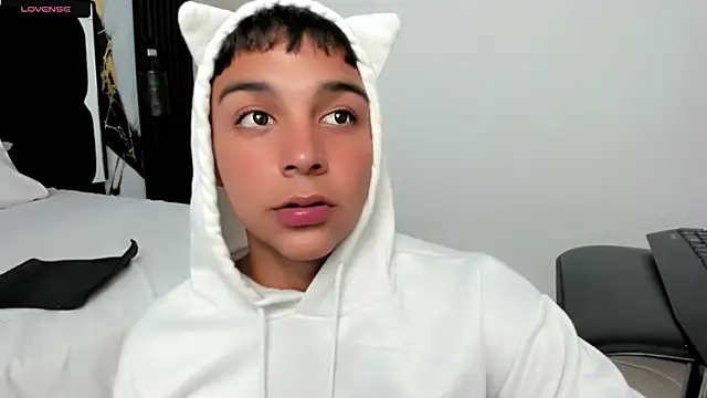 Snapshot of Seductivo_jr chatting on 05/17/26, 10:39 Seductivo jr online show from 05/17/26, 10:39