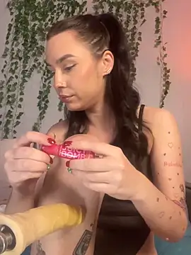 Snapshot of MiaNell chatting on 11/23/25, 12:10 MiaNell online show from 11/23/25, 12:10