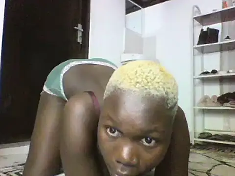 Snapshot of sexyqueen02 chatting on 03/05/25, 10:44 sexyqueen02 online show from 03/05/25, 10:44