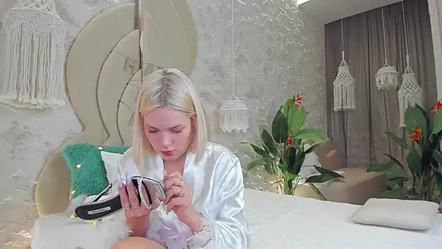 LIA KITTY online show from 12/31/24, 10:26