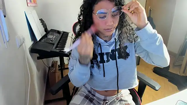 Snapshot of Ama_music chatting on 10/08/25, 07:39 Ama music online show from 10/08/25, 07:39