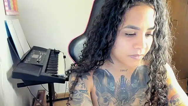 Snapshot of Ama_music chatting on 10/15/25, 10:04 Ama music online show from 10/15/25, 10:04