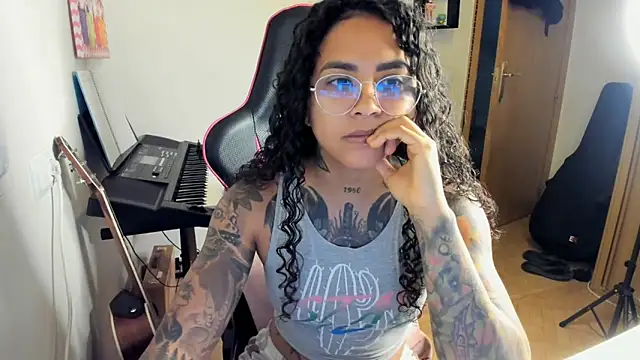 Snapshot of Ama_music chatting on 10/16/25, 07:42 Ama music online show from 10/16/25, 07:42