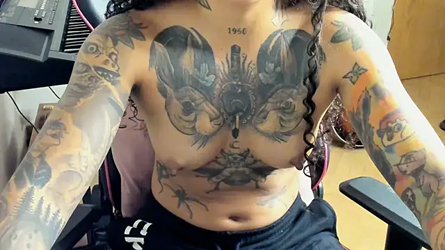 Snapshot of Ama_music chatting on 10/17/25, 10:07 Ama music online show from 10/17/25, 10:07