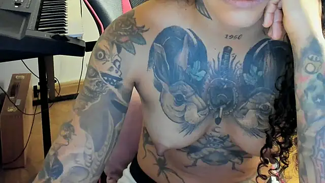 Snapshot of Ama_music chatting on 10/18/25, 11:44 Ama music online show from 10/18/25, 11:44