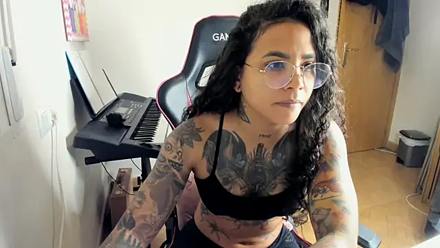 Snapshot of Ama_music chatting on 10/25/25, 09:39 Ama music online show from 10/25/25, 09:39