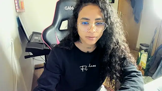 Snapshot of Ama_music chatting on 10/31/25, 09:43 Ama music online show from 10/31/25, 09:43