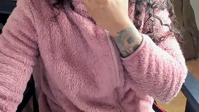 Snapshot of Ama_music chatting on 11/19/25, 02:06 Ama music online show from 11/19/25, 02:06