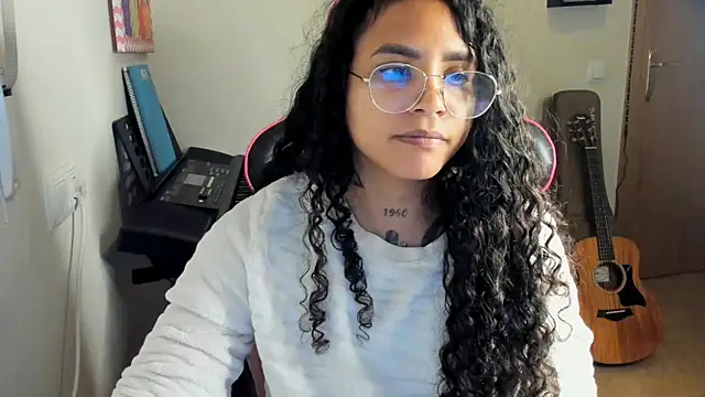 Snapshot of Ama_music chatting on 11/21/25, 03:00 Ama music online show from 11/21/25, 03:00