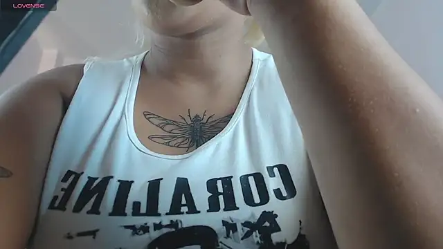 Snapshot of april_bunnyy chatting on 11/12/25, 01:44 april bunnyy online show from 11/12/25, 01:44