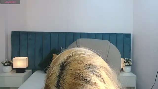 Snapshot of april_bunnyy chatting on 11/15/25, 07:43 april bunnyy online show from 11/15/25, 07:43