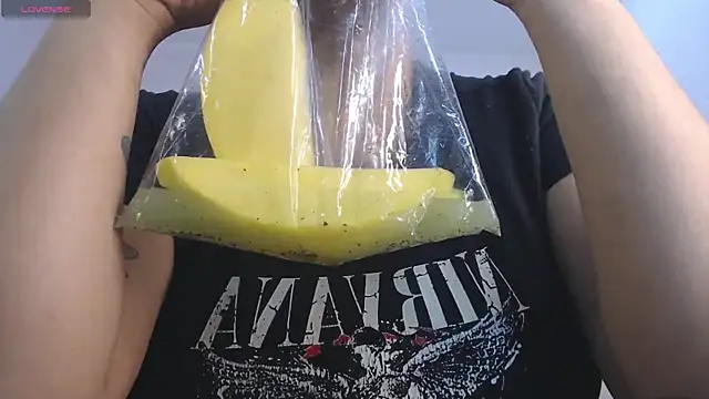 Snapshot of april_bunnyy chatting on 11/21/25, 05:44 april bunnyy online show from 11/21/25, 05:44