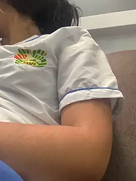 Snapshot of Larabrooks chatting on 10/17/25, 06:21 Larabrooks online show from 10/17/25, 06:21