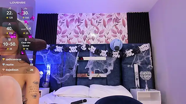 Snapshot of Larabrooks chatting on 10/25/25, 08:00 Larabrooks online show from 10/25/25, 08:00