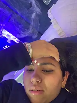 Snapshot of Larabrooks chatting on 10/27/25, 06:56 Larabrooks online show from 10/27/25, 06:56