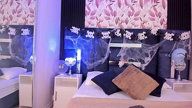 Snapshot of Larabrooks chatting on 10/28/25, 07:38 Larabrooks online show from 10/28/25, 07:38