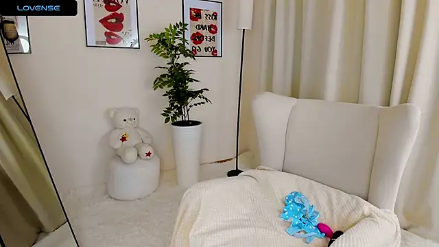 VanessaSmuth online show from 10/28/25, 01:42