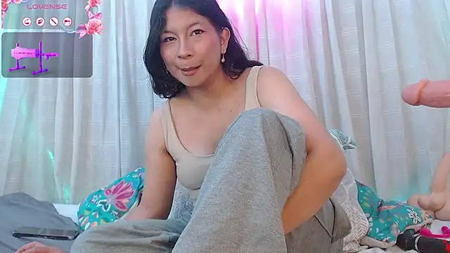 Snapshot of zoewilliams2 chatting on 12/14/25, 04:18 zoewilliams2 online show from 12/14/25, 04:18