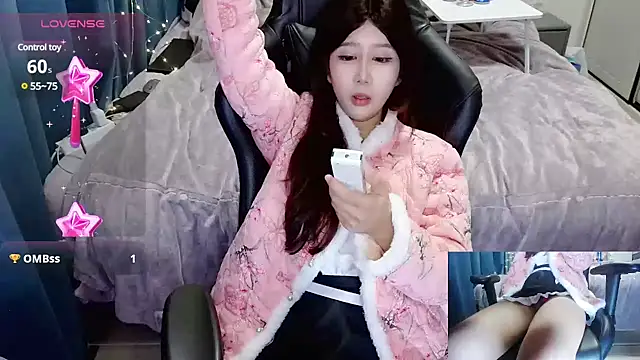 Snapshot of Angelababy001 chatting on 12/12/24, 02:33 Angelababy001 online show from 12/12/24, 02:33