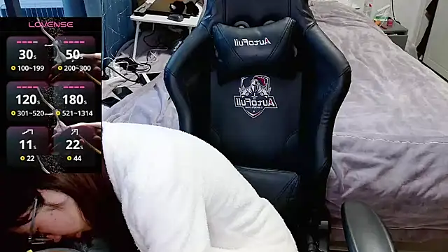 Snapshot of Angelababy001 chatting on 01/08/25, 07:34 Angelababy001 online show from 01/08/25, 07:34