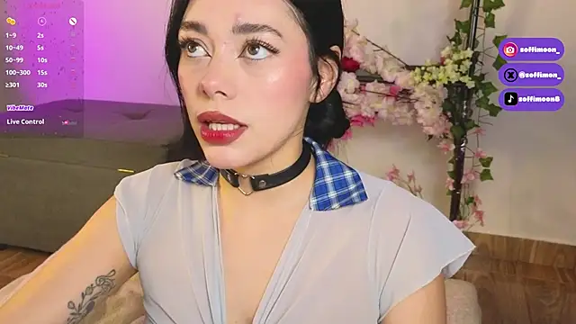 Snapshot of Soffimoon_ chatting on 10/11/25, 02:33 Soffimoon online show from 10/11/25, 02:33