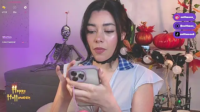 Snapshot of Soffimoon_ chatting on 10/31/25, 01:39 Soffimoon online show from 10/31/25, 01:39