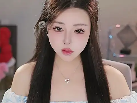 Snapshot of Qiaoqiao_ chatting on 12/14/25, 04:34 Qiaoqiao online show from 12/14/25, 04:34