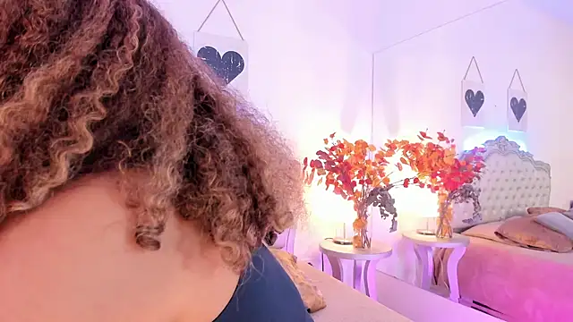 Snapshot of NiaColusi chatting on 11/13/25, 09:58 NiaColusi online show from 11/13/25, 09:58