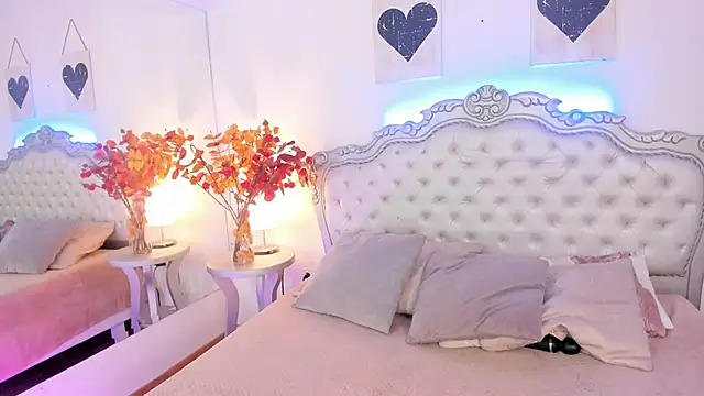 Snapshot of NiaColusi chatting on 11/17/25, 06:57 NiaColusi online show from 11/17/25, 06:57