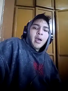 Snapshot of LoganFinds chatting on 10/29/25, 01:24 LoganFinds online show from 10/29/25, 01:24