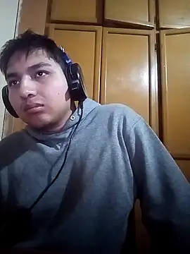 Snapshot of LoganFinds chatting on 10/31/25, 04:35 LoganFinds online show from 10/31/25, 04:35