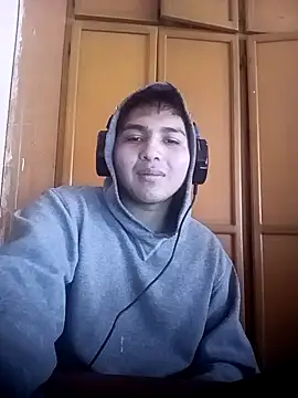 Snapshot of LoganFinds chatting on 10/31/25, 04:41 LoganFinds online show from 10/31/25, 04:41