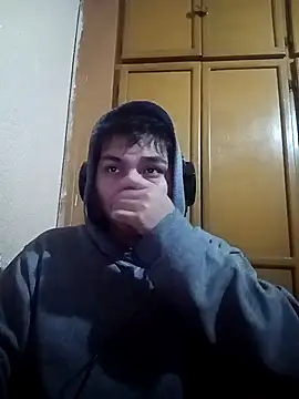 Snapshot of LoganFinds chatting on 11/04/25, 02:43 LoganFinds online show from 11/04/25, 02:43