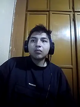 Snapshot of LoganFinds chatting on 11/06/25, 11:15 LoganFinds online show from 11/06/25, 11:15