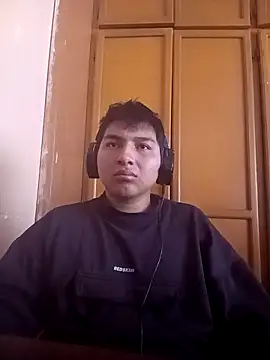 Snapshot of LoganFinds chatting on 11/30/25, 05:06 LoganFinds online show from 11/30/25, 05:06