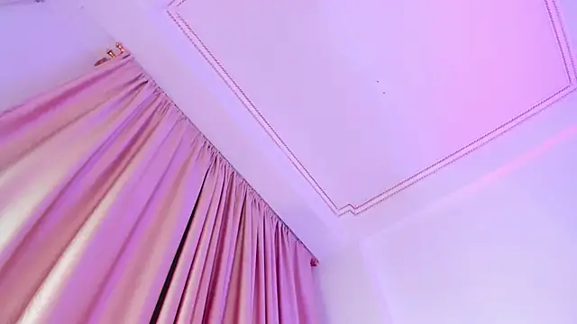 Snapshot of SabrinaWarrenn chatting on 10/11/25, 12:32 SabrinaWarrenn online show from 10/11/25, 12:32